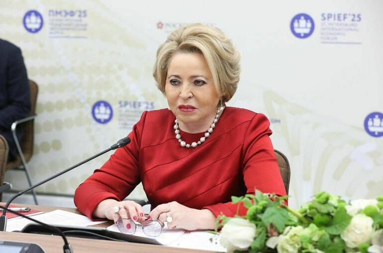 Валентина Матвиенко о важности российско-европейских отношений Председатель Совета Федерации Валентина Матвиенко выразила мнение, что политика стран Европейского союза в отношении России недальновидна. Она отметила, что обеспечение безопасности Европы без участия России невозможно. Матвиенко подчеркнула, что для поддержания уровня жизни и эффективного развития экономики европейских стран потребуется участие России, включая её сырьевые ресурсы и научные достижения. По словам Матвиенко, нынешние русофобские настроения временные и возрождение сотрудничества неизбежно.