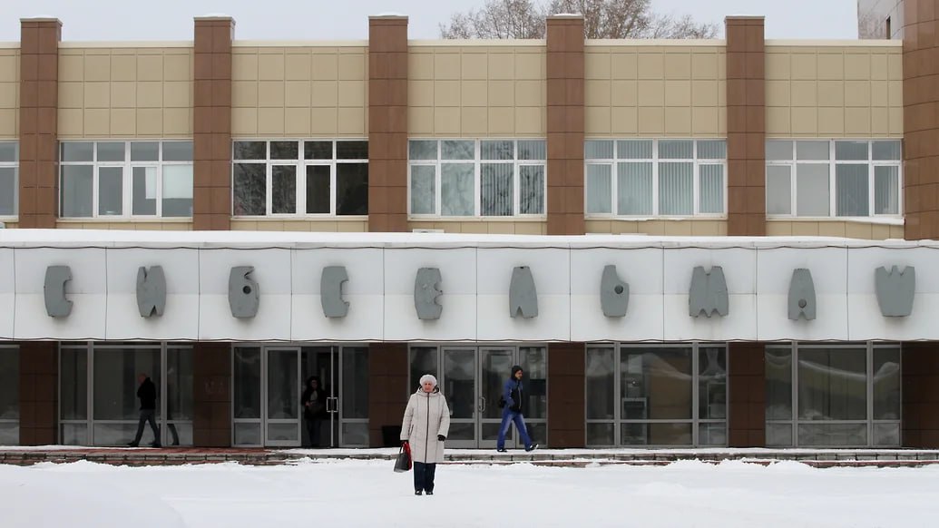 Суд арестовал бывшее имущество обанкротившегося «Сибсельмаша».   Иск подала прокуратура Новосибирской области. «Заявление удовлетворить частично. Наложить арест на движимое имущество, а также объекты недвижимости и земельные участки»,— говорится в определении суда.  Кроме того, надзорное ведомство требует признать недействительными все договоры купли-продажи имущества предприятия. Заседание назначено на 22 января 2025 года.  «НПО „Сибсельмаш“» находится в процедуре банкротства с 2011 года, конкурсное производство было введено в 2021 году. В ноябре 2020 года ООО «Меркас»  Москва  выиграло торги, купив имущество завода за 501,5 млн руб. После компания «Курганприбор», выступавшая вторым участником торгов, опротестовала итоги. В декабре прошлого года «Курганприбор» и Минпромторг РФ добились отмены итога торогов.   Фото: Кирилл Кухмарь, Коммерсантъ   Подписывайтесь на «Ъ-Сибирь»