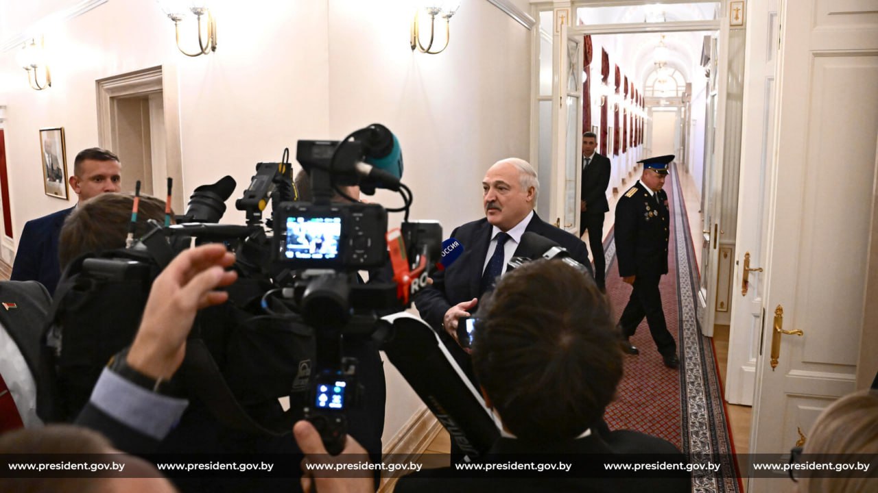 Лукашенко и Путин вышли на договоренности по газу на пятилетку Президент Беларуси пообщался с журналистами в Кремле по завершении переговоров с российским коллегой Беларусь на сэкономленные от кредита на БелАЭС средства может построить еще один блок Беларусь будет строить дополнительные атомные мощности но пока не определилась где именно Лукашенко заявил о наличии хороших предложений по миру в Украине и предостерег Зеленского от угроз У меня есть что ему сказать Лукашенко заявил о желании поговорить с Зеленским Лукашенко о внешней политике Трампа занял очень хорошую порядочную позицию Подписывайтесь sbbytoday