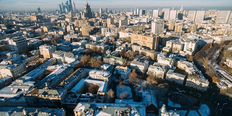 Остоженка и Пречистенка стали рекордсменами по ценам на жилье в элитных новостройках столицы. По итогам октября, максимальная средняя стоимость «квадрата» составили в среднем 3,4 млн руб.   Второе место в рейтинге занимают Патриаршие пруды  2,88 млн руб. , третье место с показателем 2,69 млн руб. за 1 кв. м разделили Хамовники и Чистые пруды. Четвертое место досталось Тверскому району  2,67 млн руб. , замыкает пятерку рейтинга Якиманка  2,63 млн руб. .  Эксперты объясняют рекордные уровни цен ограниченным объемом предложения, который представлен небольшими клубными домами с ограниченным проектным объемом. В третьем квартале 2024 года средневзвешенная цена 1 кв. м сотни самых дорогих квартир в Москве, выставленных на продажу, составила 4,6 млн рублей, что на 5% больше, чем в третьем квартале прошлого года, отмечают аналитики.