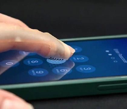 Создана ультратонкая тактильная накладка на палец имитирующая рельефные текстуры на плоских экранах Американские инженеры представили VoxeLite тонкую накладку на палец способную передавать тактильные сигналы с плотностью и скоростью близкими к физиологическим возможностям человеческого осязания Устройство надевается на кончик пальца и предназначено для воспроизведения текстур при взаимодействии с плоскими экранами