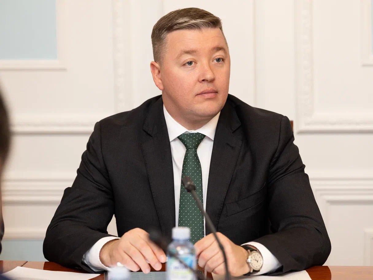 В России хотят дать бизнесу больше шансов исправляться без штрафов Вместо того чтобы платить сборы компаниям могут разрешить направлять эти деньги на устранение нарушений например на модернизацию безопасность и обновление оборудования ТПП предложила Минэку расширить практику на стройку транспорт сферу услуг пожарную и санитарную безопасность Пока инструмент работает только в восьми отраслях в том числе в промышленности и фармацевтике Новая мера снизит риски банкротств и поддержит рост экономики В условиях замедления экономического роста и ограниченного доступа к кредитам важно переходить от карательного контроля к стимулирующему Об этом заявил Известиям член генсовета Деловой России Александр Таскаев Перенаправление штрафов в инвестиции может ускорить обновление мощностей и повысить безопасность без дополнительных расходов бюджета В первую очередь эффект почувствуют отрасли с высокой регуляторной нагрузкой и частыми проверками например строительство и девелопмент логистика промышленность Особенно выиграют средние и крупные компании с долгосрочной стратегией которые готовы инвестировать в модернизацию подчеркнул делоросс