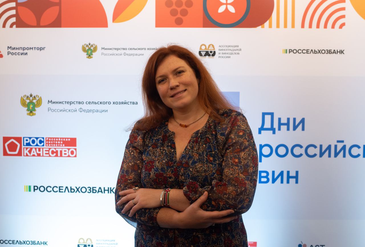 акция есть мысли Впервые церемонию запуска Дней российских вин провели в баре где оно очень хорошо представлено В баре Практика принадлежащем дистрибьютору АСТ В последнее время его портфель заметно прирастает российскими марками К Дивноморке Кринице Шато Пино недавно присоединились Winepark Шато Андре AYA Все эти вина могли попробовать вчера на Цветном как организаторы Дней так и винные блогеры и журналисты Дни российских вин проходят уже восемь лет и собирают все бо́льший пул участников Движение прирастает как дистрибьюторами тем же АСТ так и географически Например что в этом году в Днях впервые участвуют Калининградская область и Карелия Сейчас в акции по продвижению отечественного участвуют двадцать пять сетей На старте восемь лет назад было впятеро меньше Всё больше ведомств и учреждений озабочено акцией Роскачество Минсельхоз Минпромторг Россельхозбанк Росстат АВВР и т д все вчера собрались вместе чтобы отчитаться о результатах предавшего цикла и запустить новый В январе сентябре российские игристые вина занимают в продажах долю 72 что на 5 выше показателей прошлого года Тихие вина более 60 что на 2 выше показателей прошлого года Стоит отметить что в экономичных форматах магазинов у дома где ассортимент вина сравнительно небольшой доля российских вин в продажах ещё выше Доля артикулов российских вин на полке большинства форматов за исключением винотек уже превышает 20 В супермаркетах крупных сетей она уже выше 35 рассказал директор департамента развития внутренней торговли Минпромторга России Никита Кузнецов Мы отмечаем растущую консолидацию отрасли вокруг идеи продвижения отечественного виноделия К осеннему этапу акции активно подключились уже более 200 ресторанов в 19 городах страны Дни россиийских вин проходят и во всех без исключения крупных торговых сетях Они уже давно выросли в общенациональный проект заявил руководитель Роскачества Максим Протасов В середине ноября мы планируем дать старт первому Российскому винодельческому фестивалю в рамках которого рестораны и винные бары представят гостям лучшие образцы локальной продукции и винные пары К старту фестиваля мы планируем запустить новую цифровую платформу Своё Вино производители ритейл и HoReCa получат прямые инструменты сбыта и роста добавил заместитель председателя правления АО Россельхозбанк Денис Константинов В общем Дни снова в деле Магазины и рестораны участвующие в акции будут отмечены специальной символикой PS Сама церемония запуска акции откровенно устарела Партком какой то Выбираешь фотографии чтобы показать ее суть а там дюжина мужчин в пиджаках Такой снимок можно ставить хоть к Дням вина хоть к церемонии запуска нефтяной вышки Выбирал долго остановился на фото руководителя Винного гида России Олеси Латышевой во первых она красивая во вторых на фото хотя бы символика акции видна За восемь лет такой подход устарел конечно Вино штука веселая понятно что собрали людей которые управляют этой акцией Но ведь есть и другие люди которые воплощают присоединяются двигают Есть большая страна Почему бы Роскачеству и их партнёрам не устроить телемост с Калининградом и Карелией рестораторами и ритейлом барами и их гостями Послушать людей зарядить их самим зарядиться Заранее устроить конкурс на лучший креатив посвященный Дням вот как недавно публиковал забавные видео из Вайнпарка посвященные этой теме Показать лучшие работы В конце Протасов нажимает символическую кнопку и мы слышим долгожданное Let s get ready to rumble Старт дан Было бы атмосферно