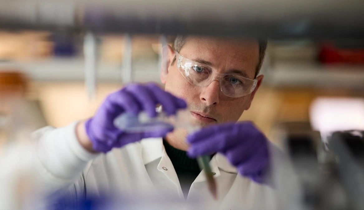 Таблетки от ожирения Eli Lilly успешно прошли все фазы клинических испытаний Участники финальной фазы клинических исследований продемонстрировали снижение веса в среднем на 12 кг без каких-либо ограничений в рационе. Препарат показал высокий профиль безопасности и снижение факторов риска сердечно-сосудистых заболеваний. Теперь представители Eli Lilly готовят препарат к одобрению FDA.