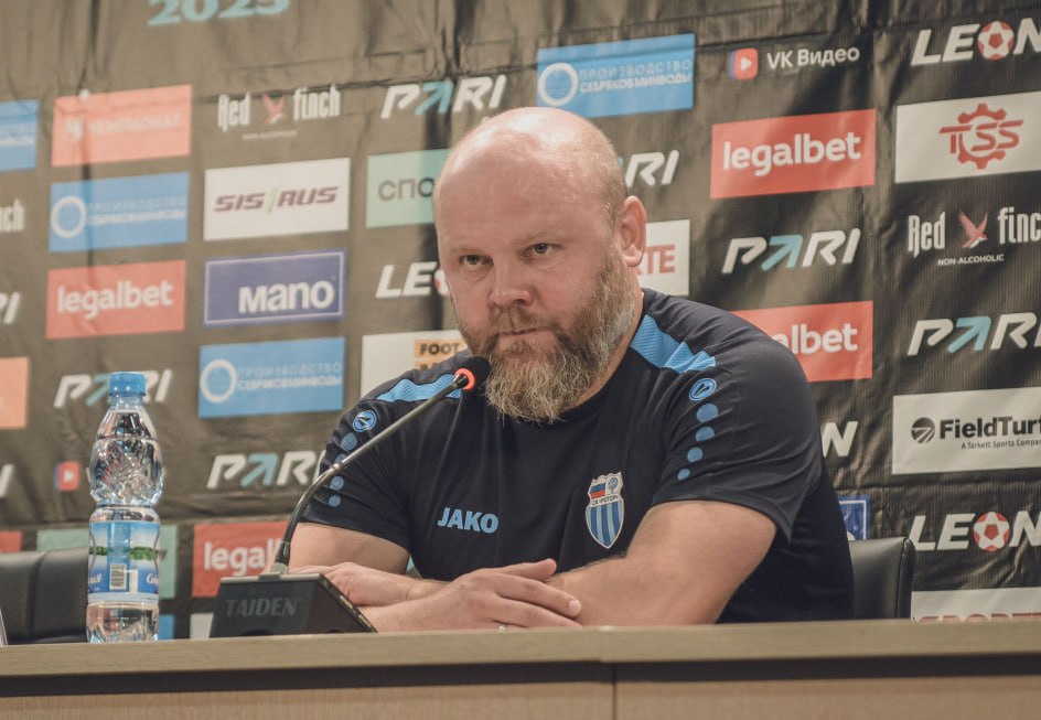 Денис Бояринцев покидает Ротор Главный тренер Ротор после поражения клуба от Челябинска подал в отставку Руководство клуба ее приняло Вместе с главным тренер команду покидают Олег Нечаев и Сергей Толстых Хочу принести извинения нашим болельщикам которые пришли в этот морозный вечер на стадион и поддерживали нашу команду все 90 минут заявил в официальном сообщении гендиректор Ротора Андрей Кривов Денис Константинович действительно подал в отставку в раздевалке которую мы приняли Мы ещё раз благодарим Дениса Бояринцева за проделанную работу на протяжении полутора лет в клубе и желаем ему успехов в дальнейшей карьере Андрей Кривов также сообщил что уже завтра у команды состоится собрание на котором будут озвучены дальнейшие действия в команде в MAX