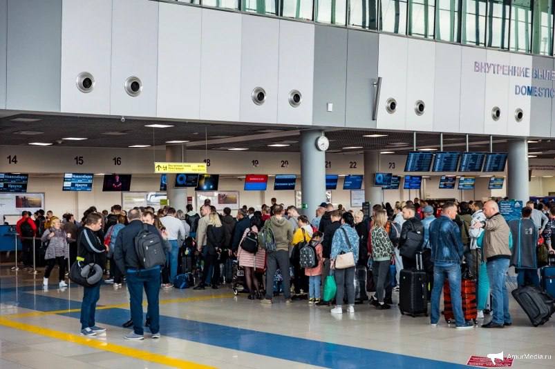 Около 200 пассажиров не могут вылететь из аэропортов Хабаровского края Как сообщает Дальневосточная транспортная прокуратура неблагоприятные погодные условия в пунктах назначения привели к задержке вылетов рейсов Хабаровских авиалиний из Николаевска на Амуре и Хабаровска в Аян Чумикан и Херпучи Также были затруднены перелеты по маршруту Аян Нелькан   Перевозчиком организовано предоставление пассажирам всех обязательных услуг   AmurMedia Прислать новость