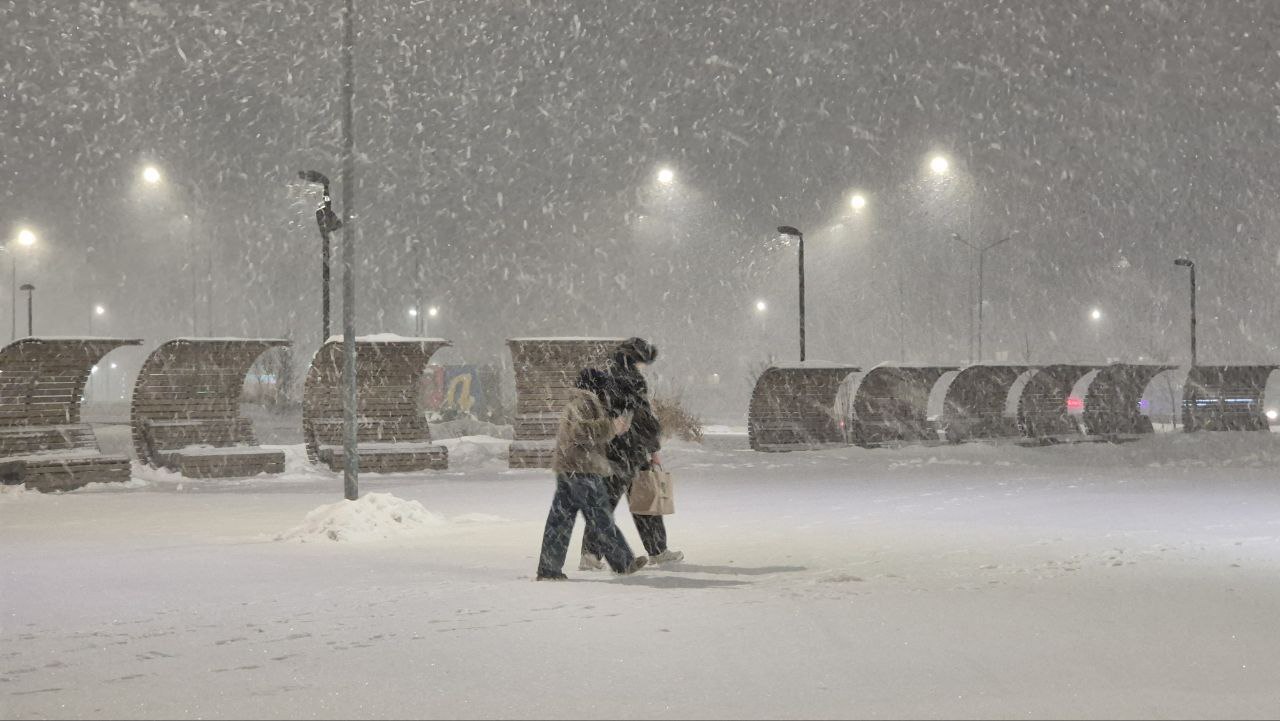 В Самарской области ввели режим повышенной опасности из за погоды 17 февраля В Самарской области ожидается сильный юго западный ветер 17 февраля В связи с непогодой в регионе объявлен оранжевый уровень опасности Порывы могут достигнуть 16 21 м с а местами утром и ночью 23 25 м с Синоптики ФГБУ Приволжское УГМС также предупреждают о метели при видимости 500 1000 метров в секунду гололеде На дорогах водителей могут поджидать снежный накат и гололедица ГТРК Самара MAX lВК lОК lСАЙТ
