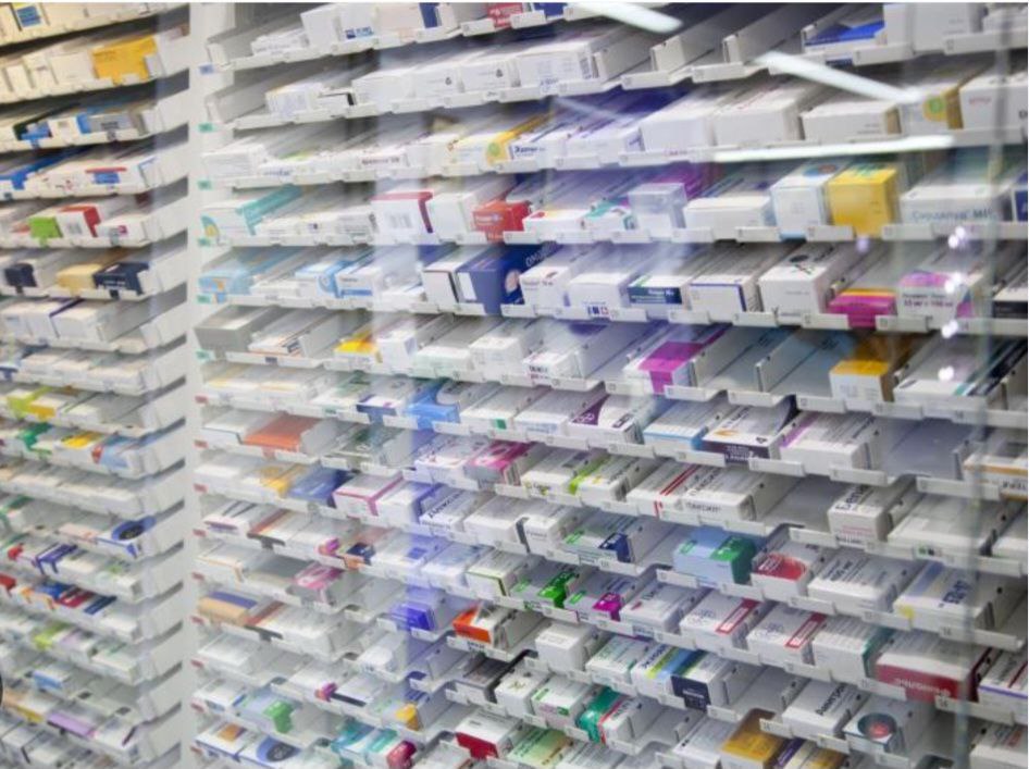 Восемь препаратов было включено в перечень жизненно необходимых и важнейших лекарственных препаратов в России с 24 февраля Добавлены такие лекарственные средства как капивасертиб камрелизумаб даролутамид лорлатиниб луспатерцепт претоманид пэгфилграстим гофликицепт Эти препараты применяются при лечении анемии нейтропении рецидивирующего перикардита туберкулеза различных злокачественных образований Перечень ЖНВЛП включает свыше 800 международных непатентованных наименований предназначенных для лечения социально значимых заболеваний таких как злокачественные новообразования сахарный диабет бронхиальная астма и другие При этом более 80 таких лекарств отечественного производства