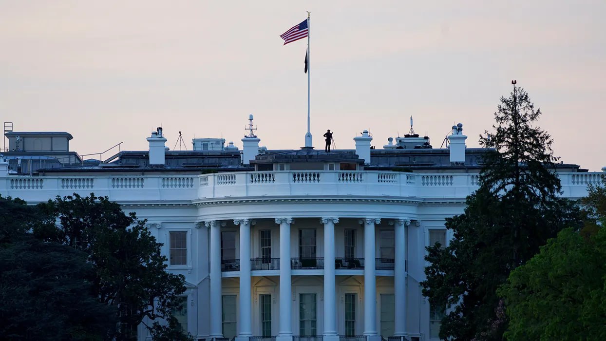 Власти США сомневаются в принятии закона о санкциях против России В администрации президента США Дональда Трампа сомневаются в необходимости принятия законопроекта о санкциях против России. Об этом изданию Politico заявил один из авторов проекта сенатор Ричард Блюменталь. «Белый дом остается в сомнениях в вопросе поддержки законопроекта по санкциям», — сказал он. 3 июня глава офиса президента Украины Андрей Ермак прибыл в США в составе делегации, которую возглавляет министр экономики республики Юлия Свириденко, чтобы обсудить «важные вопросы», в том числе усиление санкционного давления на Россию.