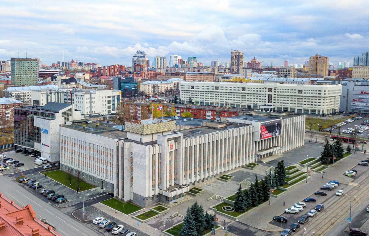 Олег Николаев принимает участие в заседании Совета ПФО в Перми  Встреча, организованная под руководством полномочного представителя Президента в Приволжском  федеральном округе  ПФО  Игоря Комарова, посвящена обсуждению мер поддержки военнослужащих и их семей, а также развитии социальных программ для работающей молодежи.  Глава Чувашии Олег Николаев в своем телеграм-канале подчеркнул, что мероприятие имеет большое значение, поскольку в республике уже действует комплекс мер поддержки, включая выплаты, образовательные льготы детям участников спецоперации, жилищные программы, медицинские и юридические услуги.  «Но нам важно изучать успешный опыт коллег и делиться своими наработками, чтобы программы становились еще эффективнее», - отметил Глава республики.  В рамках заседания также состоится закрытие финала нового общественного проекта Приволжского ФО «МолоТ»  Молодежный труд , где Чувашию представит команда из 26 человек.