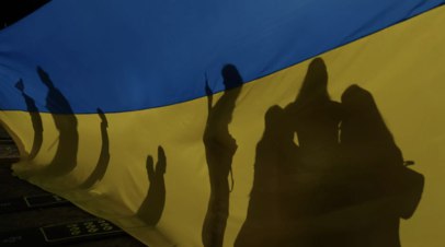 В Киеве заявили о начале процесса возвращения украинцев из-за границы   Киев начинает процесс возвращения украинцев из-за границы без принудительных мер, заявил украинский министр единства Алексей Чернышов. Как утверждает член правительства, сейчас за границей остаются 20—25 млн украинцев.  Читать далее