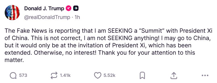Трамп заявил, что не ищет встречи с Си, но поедет по приглашению  Президент США Дональд Трамп опроверг сообщения о том, что настаивает на проведении встречи с председателем КНР Си Цзиньпином.  В соцсети Truth Social он назвал такие публикации фейком и уточнил:  "Я ничего не добиваюсь! Я могу поехать в Китай, но только по приглашению председателя Си. В противном случае — никакого интереса!"   При этом Трамп добавил, что соответствующее приглашение из Пекина всё-таки поступило.   Ранее президент США уже намекал, что его ждут в Пекине, и что у него запланировано много встреч, но он пока не принял решения.  Официальных анонсов визита пока нет. Белый дом ситуацию не комментирует.  Осташко! Важное   подпишись