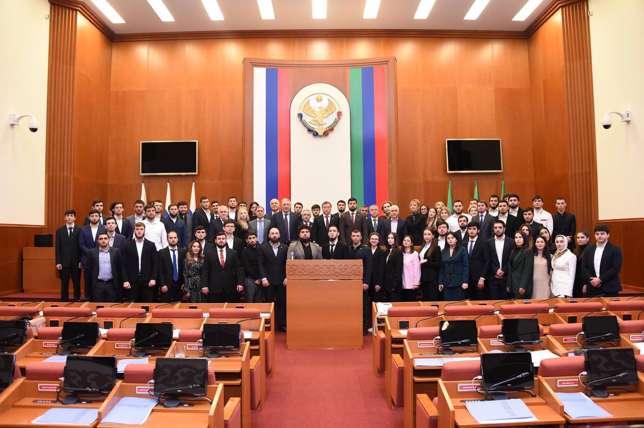 Первое заседание вновь избранного Молодежного парламента прошло в Махачкале  Председатель Народного Собрания РД Заур Аскендеров поздравил членов молодежного парламента седьмого созыва с избранием. Он напомнил, что им принадлежит право законодательной инициативы, а также призвал их опираться в своей работе на традиционные ценности. На встрече парламентарии утвердили структуру, избрали заместителей и председателя Молодежного парламента.