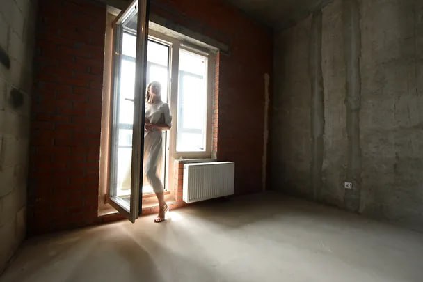 Средняя площадь квартир на первичном рынке продолжает сокращаться  Недвижимость дешевеет, несмотря на введённый в ряде регионов России запрет на строительство малоформатного жилья. В среднем по стране площадь продаваемых квартир в новостройках сократилась на 2% год к году и составляет сейчас почти 50,5 кв. м. Самое заметное сокращение аналитики фиксируют в Чебоксарах, Кирове, Ярославле и Липецке.  Как пишет «Коммерсантъ», это следствие изменения потребительского поведения в целом. Газета отмечает, что в условиях недоступности льготной ипотеки для широкого круга покупателей граждане переориентировались на малогабаритное жильё.    Подпишись на «Говорит Москва»
