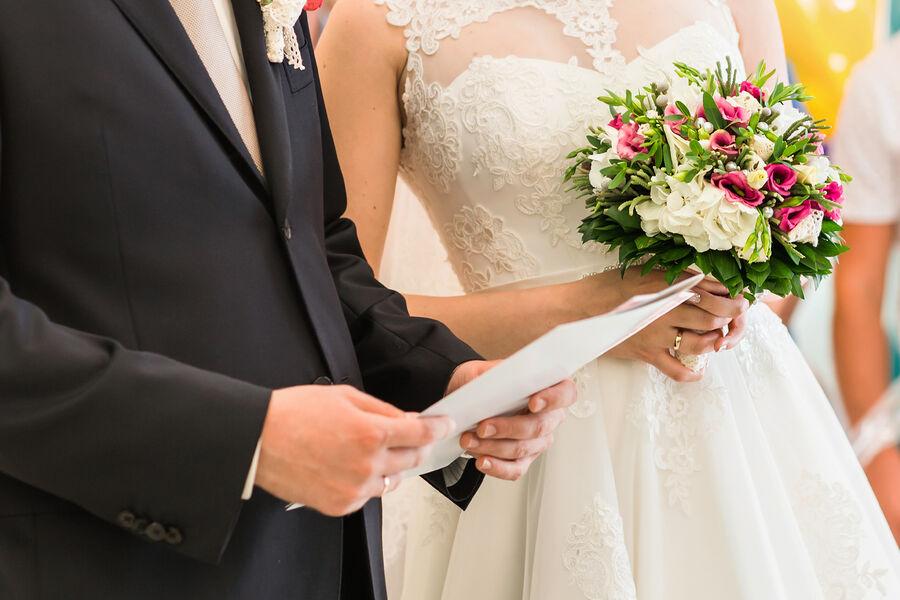 Средняя стоимость организации свадьбы на 50 70 гостей в столице в 2026 году будет начинаться от 2 75 млн до 7 млн Ценник в будущем году увеличится на 10 15 все из за подросших гонораров артистов подрядчиков оформителей и банкетных площадок считают эксперты