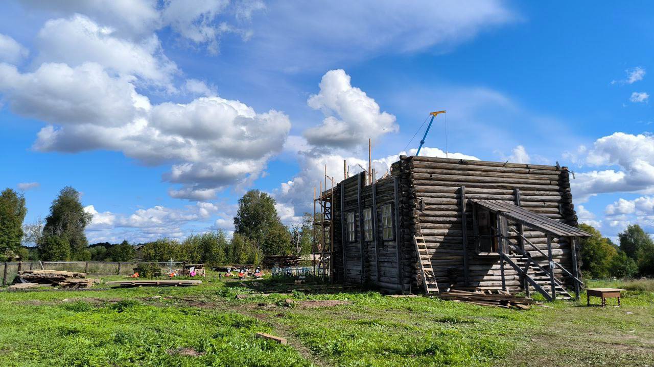 Реставрация Никольского храма 1670 года в с Волосово Каргопольского района Архангельской области Удалось немного поучаствовать в реставрационных работах Реставрацией храма занимается фонд Вереница этим летом было получено разрешение на проведение работ Здание будет полностью разобрано после археологических изысканий подготовят фундамент только после этого храм будет собираться заново Все целые и немного подгнившие бревна после вычинки вернутся на свое место Сильно пострадавшие от влаги бревна особенно в местах соприкосновения с землей и там где текла крыша придется заменить на новые Сейчас храм разобран до 25 го венца осталось не так много На объекте трудятся очень опытные мастера реставраторы Если вас интересует работа с деревом можно приехать в Волосово в качестве волонтера Там правда есть чему поучиться