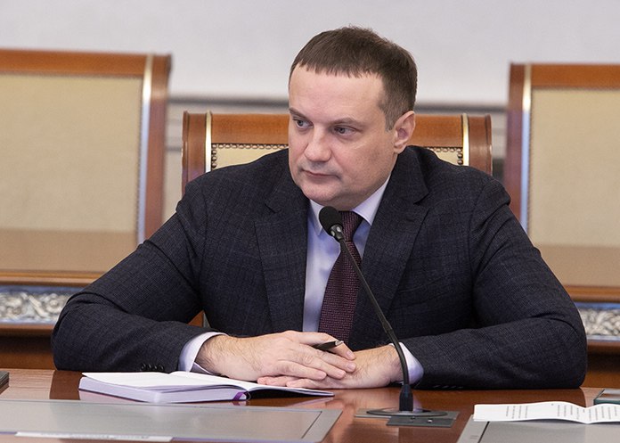 Новосибирский областной суд изменил приговор министру ЖКХ Новосибирской области Денису Архипову по уголовному делу о злоупотреблении полномочиями Ранее чиновнику назначили 1 5 года колонии но сразу же освободили от наказания Суд установил что в 2018 году Архипов подписал контракт на вывоз мусора с компанией которая не имела лицензии на подобную деятельность А в 2022 году министр отказался от выплаты банковских гарантий от компаний Экология Новосибирск и ВИС что привело к ущербу бюджету на 220 миллионов Центральный районный суд назначил Архипову 1 5 года колонии но зачёл срок нахождения в СИЗО и освободил от наказания Чиновник должен был также выплатить причинённый ущерб бюджету но теперь взыскание денег с министра отменено вышестоящей инстанцией Самый гуманный суд в мире