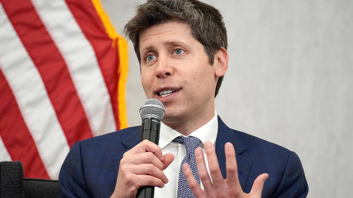 Генеральный директор OpenAI Сэм Альтман хотел купить или наладить сотрудничество с ракетной компанией Генеральный директор OpenAI Сэм Альтман хотел купить или наладить сотрудничество с ракетной компанией чтобы составить конкуренцию компании SpaceX принадлежащей Илону Маску Об этом сообщает The Wall Street Journal WSJ со ссылкой на источники По информации издания летом Альтман общался с представителями компании Stoke Space занимающейся разработкой и производством ракет Осенью обсуждения возобновились Среди предложений было осуществление OpenAI серии долевых инвестиций в компанию чтобы в итоге получить контрольный пакет Объем таких инвестиций со временем составил бы миллиарды долларов пишет WSJ Однако на данный момент переговоры прекратились Интерес Альтмана к ракетной отрасли связан с идеей строительства дата центров в космосе отмечает издание Он предполагает что растущий спрос на ИИ может потребовать столько энергии что на Земле это может привести к серьезным экологическим последствиям Орбитальные дата центры позволили бы компаниям использовать солнечную энергию для работы bisrub