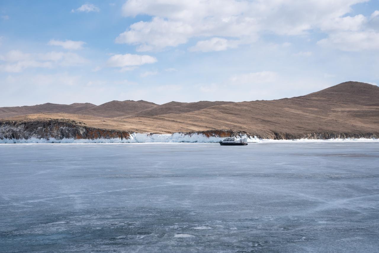 Исследователи из Института геохимии им А П Виноградова СО РАН Иркутск проанализировали содержание фтора в байкальской экосистеме Оказалось что хотя само озеро содержит сравнительно низкие концентрации этого микроэлемента значительные запасы фтора обнаружены в минеральных источниках Прибайкалья Байкал состоит из разных видов вод поверхностных и глубинных слоев самого озера глубина которого достигает 1 642 метров Его питают подземные воды из скважин а также многочисленные ручьи и реки стекающиеся в него холодные и горячие минеральные источники вокруг озера Всю эту сложную систему объединяет один сток река Ангара которая несет байкальские воды дальше Оказывается вода Прибайкалья часто бедна некоторыми важными элементами необходимыми человеку среди которых фтор Он играет важную роль в здоровье наших зубов Если его недостаточно повышается риск развития кариеса и других проблем с зубами поэтому контроль над содержанием этого микроэлемента необходим для защиты здоровья населения Количество фтора определяется не только природными факторами но и деятельностью крупных промышленных предприятий Один из ярких примеров крупный алюминиевый завод рядом с озером на расстоянии 70 км от него Во время производства алюминия в окружающую среду попадает значительное количество фтора Это заметно сказывается на почве и воде Для человека безопасным считается содержание фтора до 1 5 мг на литр воды Повышенные уровни встречаются в лечебных или столовых водах Например в самом Байкале содержание этого микроэлемента довольно низкое всего 0 2 мг на литр Зато на острове Ольхон обнаружены скважины с водой богатой полезным фтором содержащимся в количестве примерно 1 5 мг на литр Такая вода полезна для организма Что касается истока Ангары то здесь показатель ниже до 0 25 мг на литр Жителям Прибайкалья не стоит беспокоиться о низком содержании фтора в воде так как есть возможность использовать воду минеральных источников региона отмечает научный сотрудник ИГХ СО РАН Валентина Гребенщикова Подробнее можно прочитать на сайте Науки в Сибири