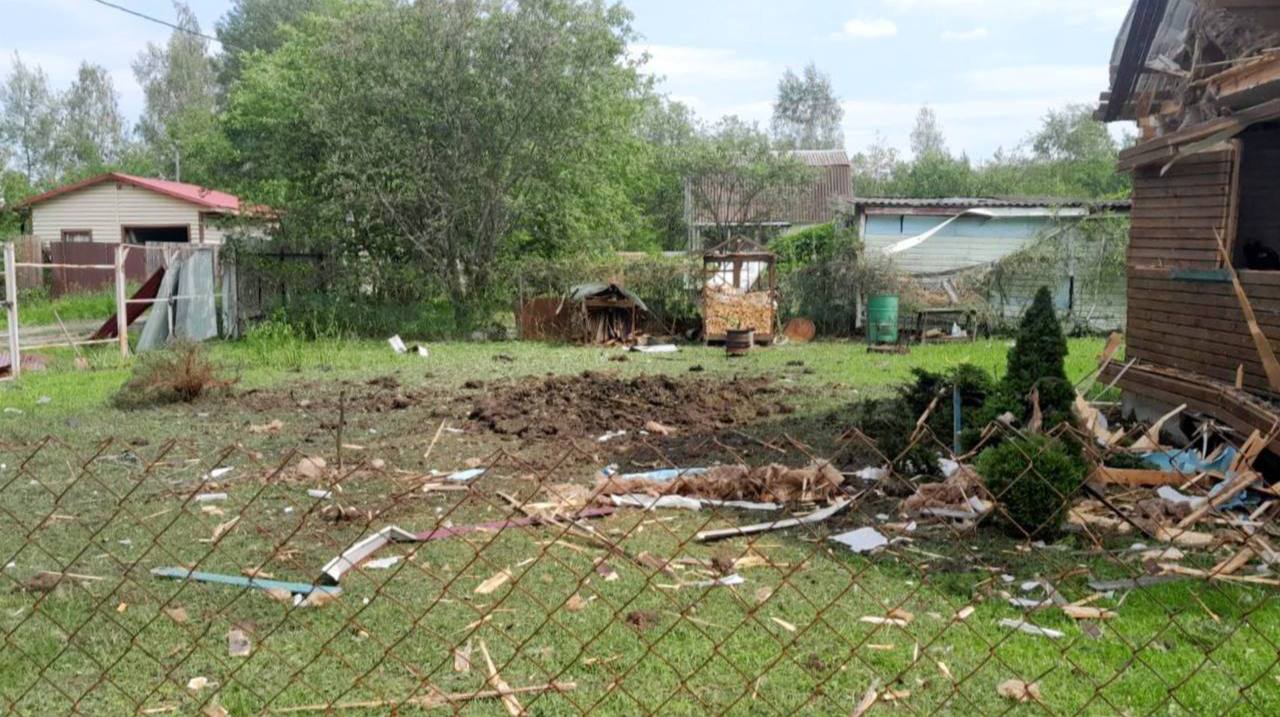 В Раменском городском округе женщина пострадала после падения обломков беспилотника Дрон ВСУ упал на территории СНТ "Малиновка". В результате падения обломков повреждены три садовых дома, пострадала 75-летняя женщина — она была госпитализирована с ранением, сообщил губернатор Подмосковья Андрей Воробьев. На месте работают экстренные службы округа. Подписывайся на "Голос страны"