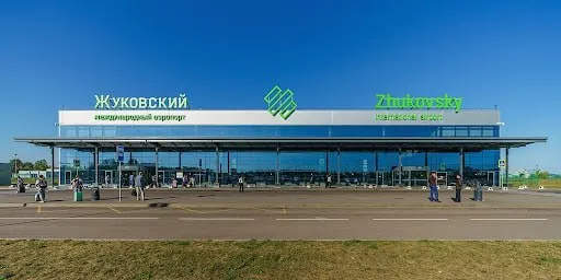 Жуковский на взлёте с новым терминалом маршрутами и ростом пассажиропотока В международном аэропорту Жуковский завершается ключевой этап расширения пассажирского терминала который должен повысить возможности воздушной гавани авиационной столицы страны Проект предусматривает увеличение площади терминала на 1 6 тыс м² за счёт пристройки двух дополнительных секций по 800 м² каждая Основные изменения затрагивают зону прилёта международных рейсов которая ранее испытывала наибольшую нагрузку Также в рамках проекта создаётся новая багажная линия что позволит ускорить обработку пассажиров при одновременном прибытии нескольких рейсов Параллельно ведётся реконструкция привокзальной территории и обновление внешнего облика терминала Как сообщил изданию агентство городских новостей Москва генеральный директор оператора аэропорта АО Рампорт Аэро Александр Сенин сейчас завершаются работы по формированию парковой зоны аэропорта с местами отдыха и детскими площадками Завершение этих работ намечено на конец третьего квартала 2026 года Одновременно с этим аэропорт активно работает над развитием маршрутной сети Руководство подмосковного авиахаба также ведёт переговоры с авиакомпаниями стремясь увеличить число направлений и загрузку инфраструктуры заявил господин Сенин Рост инфраструктуры идёт рука об руку с ростом пассажиропотока Опять же по оценке Александра Сенина в соответствии с действующими прогнозами пассажиропоток аэропорта по итогам 2026 года может достичь 1 5 млн пассажиров Таким образом аэропорт Жуковский последовательно усиливает свои позиции расширение терминала модернизация инфраструктуры и развитие маршрутной сети всё это формирует потенциал для устойчивого роста загрузки и как следствие значимости этого авиаузла не только для московского региона но и для соседних областей Рампорт Аэро Постфактум Жуковский аэропорты инфраструктура Подписывайся на нас в MAX Онлайн проект eMAKS aviasalonmaks