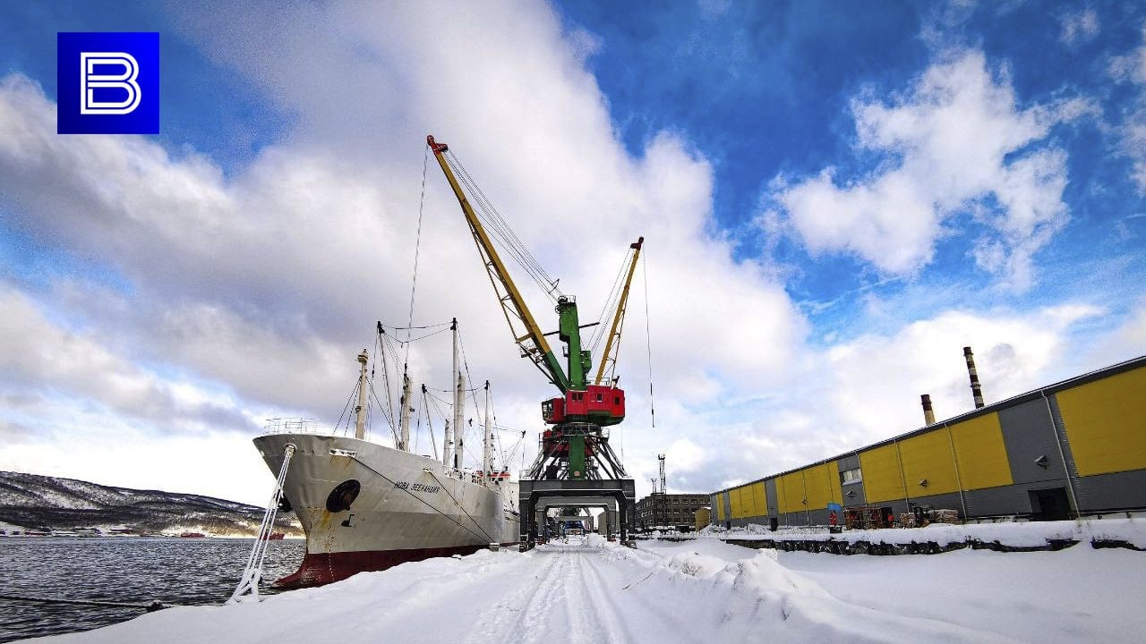 Мурманский морской рыбный порт в 2024 году установил рекорд по грузообороту  Показатель за последние 18 лет составил 418,2 тысячи тонн. Перевалка рыбной продукции составила 278,2 тысячи тонн — это самый высокий показатель с 2010 года. Об этом сообщили в Росрыболовстве.    Подпишись — Вести Мурман