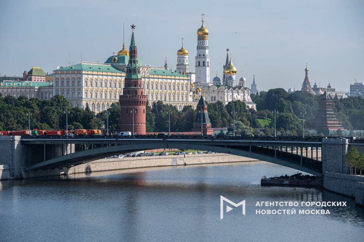 Сергей Собянин рассказал о реставрации Большого Каменного моста, благодаря которой он сможет прослужить еще многие годы. Работы на объекте культурного наследия выполнили всего за 14 месяцев: в первую очередь заменили поврежденные коррозией балки и несущие конструкции, проложили новые коммуникации, отреставрировали гранитную облицовку, установили современное освещение и отремонтированные чугунные ограждения. Самый сложный этап – установка временных металлических конструкций для ремонта тротуаров без ограничения судоходства. Некоторые работы выполняли непосредственно с воды с использованием барж и понтонов. После этого на мосту восстановили исторический вид лестничных сходов, обновили дорожное полотно и элементы системы освещения. «Москва»