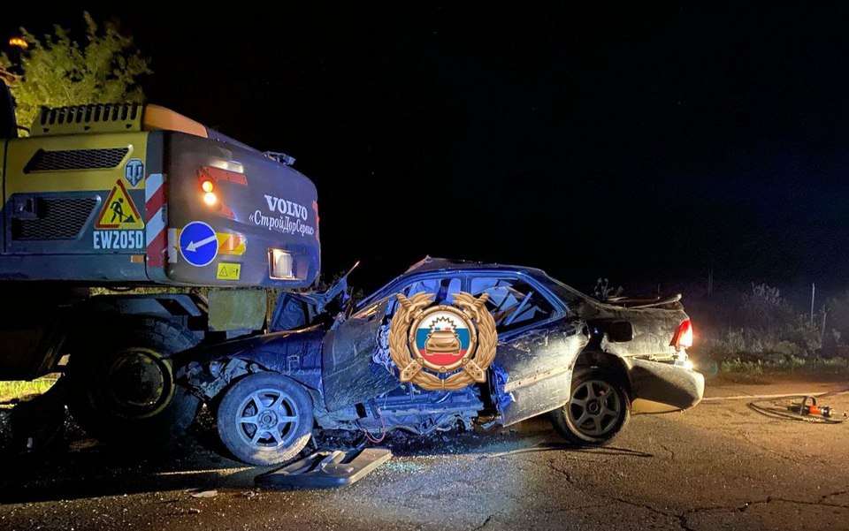 В Хабаровском крае два человека погибли в ДТП с экскаватором В Нанайском районе на участке дороги, где идёт ремонт, автомобиль Honda Saber врезался в экскаватор, водитель и пассажир погибли. ДТП произошло накануне, 18 мая, в 21.30, на 4 км дороги к селу Троицкое. 26-летний водитель, житель села Джонка Нанайского района, врезался в стоящий на правой обочине экскаватор. Он и его 27-летний пассажир, житель Троицкого, погибли на месте происшествия до приезда скорой помощи. Как сообщили в Госавтоинспекции Хабаровского края, место ДТП ограничено дорожными знаками. На задней части грейдера установлены соответствующие дорожные знаки, а также маяк жёлтого цвета.
