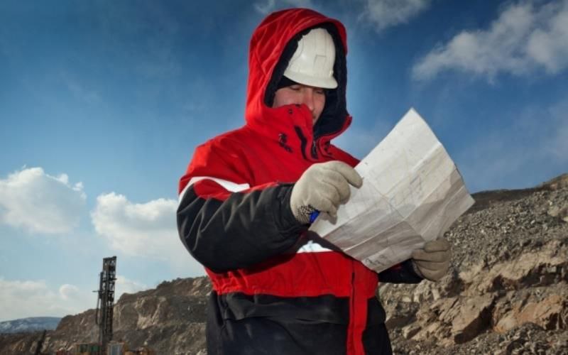 Nordgold готовит проект перерабатывающего комплекса на ГОК «Роман» Nordgold завершил первый этап проектирования перерабатывающего комплекса будущего горно-обогатительного комбината Роман. Документация, включая предварительную оценку воздействия на окружающую среду, вынесена на общественное обсуждение, которое продлится до 26 июля 2025 года. Переработка руды будет осуществляться методом кучного выщелачивания. Предусмотрено три стадии дробления – крупное, среднее и мелкое. Проектная мощность комплекса составит 9 млн тонн руды в год. В рамках проекта предполагается создать три промышленные площадки – рудоподготовки, кучного выщелачивания и ЗИФ, - общей площадью около 200 га. Извлекать золото из насыщенного угля с ЗИФ Роман планируется на фабрике соседнего ГОКа Гросс. Проект горно-транспортных работ будет вынесен на общественное обсуждение отдельно. Месторождение Роман находится к западу от действующих рудников Nordgold Таборный и Гросс. #якутия #нордголд #гок #nordgold