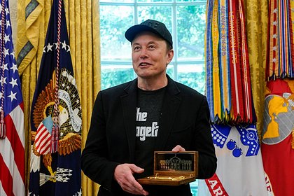 В США призвали отключить суперкомпьютер Илона Маска  В США темнокожие активисты призвали отключить суперкомпьюетер бизнесмена Илона Маска. Об этом сообщает телеканал NBC со ссылкой на авторов обращения. Американская национальная ассоциация содействия прогрессу цветного населения  NAACP  обратилась к властям города Мемфис с призывом остановить реализацию проекта суперкомпьюетера Colossus. Общественники считают, что проект может загрязнить атмосферу, что нанесет вред соседствующим с городом темнокожим общинам. Известно, что компанию xAI, которой принадлежит Colossus, принялись критиковать в прессе из-за использования метановых газовых турбин на своем предприятии в Мемфисе для удовлетворения потребностей суперкомпьютера в электроэнергии. «Мы призываем департамент здравоохранения США немедленно вмешаться», — отметил глава NAACP Деррик Джонсон. В обращении к властям NAACP говорится, что проект Маска не соответствует экологическим нормам.