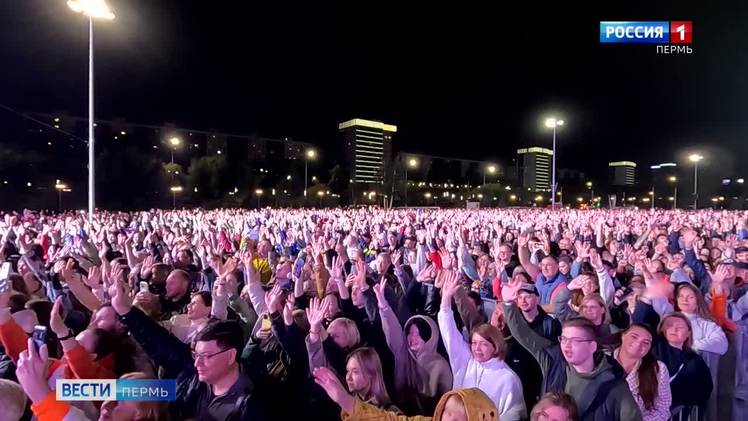 Объявлен хедлайнер «Ночи города» в Перми    Организаторы летнего фестиваля «Город встреч» озвучили дату проведения и хедлайнера итогового события фестиваля. «Ночь города» пройдет 30 августа, хедлайнером станет группа КИНО. Участники Юрий Каспарян, Александр Титов и Игорь Тихомиров выступят на главной сцене на эспланаде у Театра-Театра в сопровождении уникального мультимедиа и светового шоу.