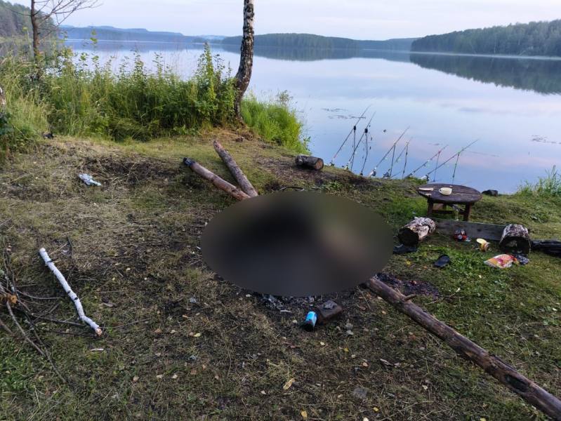 В Ростовской области нашли окровавленные и обожжённые тела отца и сына В Верхнедонском районе, на берегу Дона вблизи хутора Базковского, очевидцы обнаружили обожжённые и окровавленные тела двух мужчин, один из которых ели дышал. Как сообщили в пресс-службе регионального Следкома, звонок о случившемся в местный отдел полиции около 22:00 8 июня. По предварительным данным Следкома, во время отдыха у реки между пятью пьяными мужчинами произошла ссора, во время которой трое из них избили 41-летнего сына и его 64-летнего отца. После этого, мужчины решили скрыть произошедшее. Они облили тела пострадавших бензинов и подожгли их. 41-летний сын от полученных травм и ожогов скончался на месте преступления, а его отец на следующий день в больнице. В отношении троих задержанных — 46,47 и 57 лет — возбуждено уголовное дело по статье убийство. Новости №1 в Ростове Прислать новость/фото