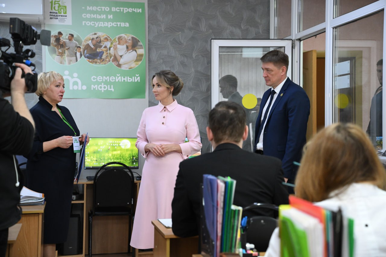 В прошлом году в Пензенской области открыли три семейных МФЦ, которые помогают родителям получать помощь по самым разным вопросам. По принципу «одного окна». Всё начинается в «семейной диспетчерской», где родителям помогают определить шаги для решения трудной жизненной ситуации. Там проходят консультации специалистов по социальной работе, психологов, юристов. В центре есть детский уголок — чтобы ребята не скучали, пока родители заняты. А ещё открыт центр дневного пребывания для детей с инвалидностью. С самыми непростыми семейными кризисами работают специалисты службы экстренного реагирования и кураторы случая. Они прошли обучение в рамках нашего проекта «Профилактика социального сиротства среди детей в возрасте до 4-х лет». В центре встретилась с мамой пятерых детей, которой помогли справиться с трудностями и вернуть малышей из дома ребёнка. Её сопроводили в трудоустройстве, реабилитации от алкогольной зависимости и предоставили жильё из манёвренного фонда. В областном социально-реабилитационном центре для детей и молодых инвалидов о помощи попросила девушка, которая живёт здесь полтора года после смерти отца. Её готова взять под опеку родная сестра, но есть проблемы с жильём. Договорились, что ситуацию возьмёт под контроль Уполномоченный по правам ребёнка в Пензенской области Елена Столярова. Разобрали личные дела всех детей, временно помещённых в центр. В двух случаях для воссоединения семей рекомендовали направить мам с детьми в кризисный центр «Спасение надежды». Уполномоченный при Президенте РФ по правам ребёнка. Подписаться