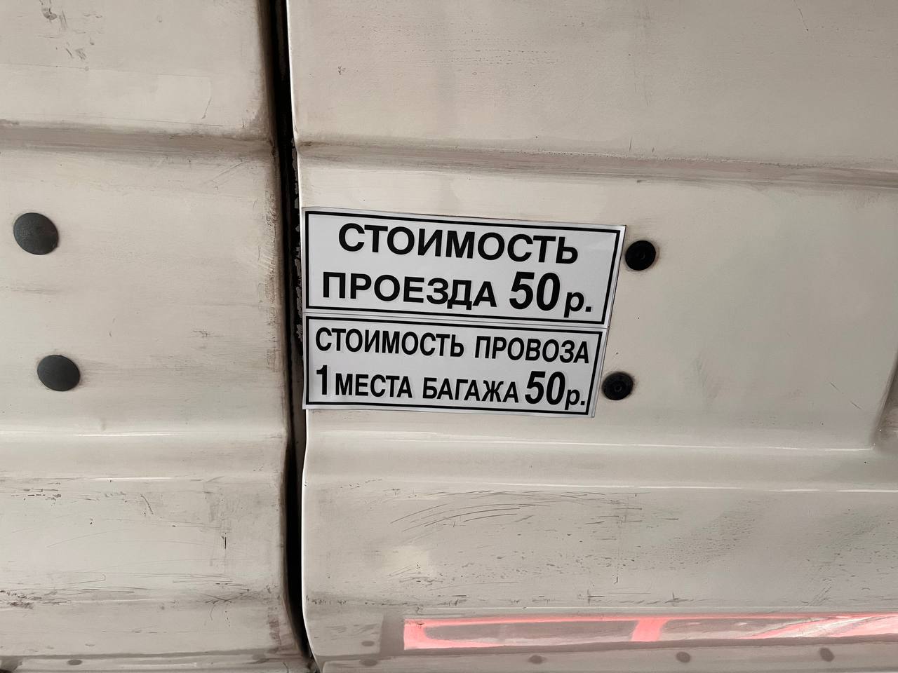 На Кубани с 1 июня появятся электронные льготные проездные Забудьте о бумажных справках и очередях в соцзащиту. Уже летом 2025 года в крае стартует переход на электронные проездные документы для льготников. Нововведение в рамках цифровой трансформации социальной сферы позволит 18 категориям льготников больше не подтверждать ежегодно свой статус ради бумажных талонов. Всё будет в электронном виде. Удобно, быстро и современно. График перехода: – 1 июня 2025 года: начало действия электронных проездных; – 1 января 2026 года: полный переход на электронные документы. Как получить электронный проездной? Просто подайте заявление в управление соцзащиты населения по месту жительства. Телеканал «Краснодар»