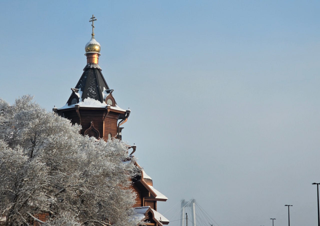 Подписано постановление касающееся планируемого Богородице Рождественского кафедрального собора на Стрелке Первый пункт технический хотя и обязательный для подобных проектов Он уточняет вид использования земельного участка который по факту действует с 2016 года Ключевой смысл содержится во втором пункте постановления В связи с обращениями жителей по поручению главы Красноярска Сергея Верещагина будет организовано дополнительное обсуждение проекта на градостроительном совете при администрации города чтобы внимательно подойти к пространственным характеристикам параметрам сооружения К участию будут привлечены все заинтересованные стороны в том числе архитекторы эксперты Дата и место заседания будут определены позже Цель проведения градсовета ещё раз взвесить предлагаемые решения поскольку речь идёт о знаковом объекте и центральной точке притяжения жителей и гостей Красноярска В связи с этим проект должен учитывать развитие набережной и её статус любимого места отдыха горожан написал в своих соцсетях Сергей Верещагин