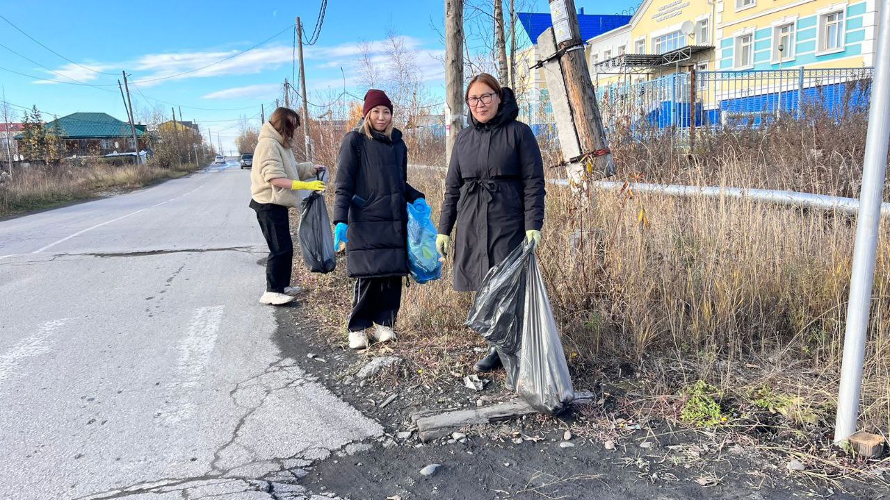 В Хандыге прошел общепоселковый субботник   Перед началом зимнего периода работники  организаций муниципального образования "Посёлок Хандыга" вышли на улицы, чтобы привести в порядок общественные и придомовые территории. Работа проведена масштабная: убрана вся территория от мусора и большого количества сухой травы и листьев.  Примечательно, что день общепоселкового субботника совпал с Днем реки Алдан.   Проведение субботника имеет и еще одну сторону, о которой порой забывают. Субботник – это прекрасный способ поднятия духа, сплочения коллектива, улучшения психологического климата. Ведь давно известно, что ничто так не объединяет людей, как совместный труд для общей пользы! Наш посёлок стал ещё чище, ещё уютнее, ещё красивее!   Мария Захарова.