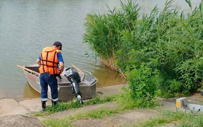 Два человека утонули в ставропольских водоемах за прошедшие выходные  Статистикой поделились в краевой аварийно-спасательной службе.   Так, в техническом водоёме в селе Дербетовка Апанасенковского округа отдыхала компания. Запрет на купание 48-летнего мужчину не остановил. Он доплыл до противоположного берега, а на обратном пути пропал из виду. Тело нашли через два дня.   Ещё один человек утонул накануне в водоеме в Шпаковском округе. Купание здесь тоже под запретом. Мужчина хотел переплыть пруд, но не справился. Тело нашли сегодня утром.   Все обстоятельства происшествия выясняют правоохранители. Спасатели напоминают, что купаться можно только в специально отведённых для этого местах.  ГТРК «Ставрополье»   Поддержать нас бустом