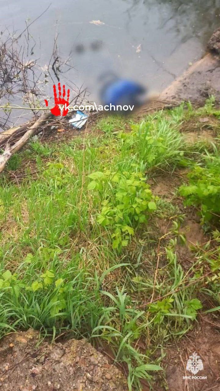 Трагические случаи на воде: два погибших В Белорецком районе на реке Белой было найдено тело мужчины. Личность погибшего пока не установлена. Предположительно, он мог погибнуть во время рыбалки или при попытке перейти реку. Еще один инцидент произошел в Салавате на озере Курбалы-Куль. Там утонул 35-летний рыбак. Его тело достали спасатели. По предварительным данным, причиной смерти могло стать падение из-за скользкого берега или переохлаждение. Будьте осторожны на водоемах!