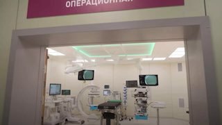 Новый корпус больницы № 40 в Петербурге начал принимать пациентов  16 мая новый многопрофильный корпус больницы № 40 получил лицензию и начал принимать первых пациентов. Здесь пациенты с сердечно-сосудистыми, онкологическими заболеваниями и диабетом смогут проходить все необходимые обследования в одном месте, что экономит силы и время.  Диагностическая база корпуса будет работать на весь Петербург. Среди уникального оборудования — томограф магнитно-резонансной терапии, который помогает в лечении болезни Паркинсона. В России всего три таких аппарата, один из них находится здесь. Корпус заработает в полную силу к концу года. До конца лета планируется завершить строительство радиологического корпуса и реконструировать два здания в Сестрорецке под лаборатории. Также будет отремонтирован стационар на 120 коек в Песочном.  Источник: Telegram-канал a_beglov  Подписывайтесь на «Ъ-СПб»