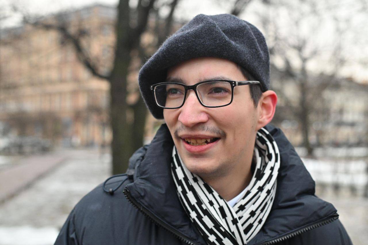 Художник Павел Крисевич не выходит на связь после освобождения Сегодня его отпустили после 15 суток ареста но сразу повезли в другой отдел полиции подписать предостережение сообщили в его телеграм канале В посте предполагают что Крисевича задержали повторно Детали О том что художника акциониста задержали стало известно 28 ноября Его увезли в ОВД города Истра Московской области На Крисевича составили протокол о мелком хулиганстве затем художника арестовали на 15 суток Контекст В январе этого года Павел Крисевич вышел на свободу Он провел 3 5 года в заключении по делу о хулиганстве Художника задержали в июне 2021 года после акции на Красной площади он из охолощенного пистолета дважды выстрелил в воздух и один раз себе в голову имитируя самоубийство Прошлый арест 26 августа художника арестовали на 10 суток за то что он якобы пытался сбежать и оказывал сопротивление полиции когда те пытались проверить его документы По словам самого Крисевича полиция сфальсифицировала протокол При повторном рассмотрении суд не нашел состав правонарушения и отменил постановление об аресте 7 ноября Крисевича объявили иноагентом Фото Бумага Подписывайтесь на Бумагу и предлагайте новости