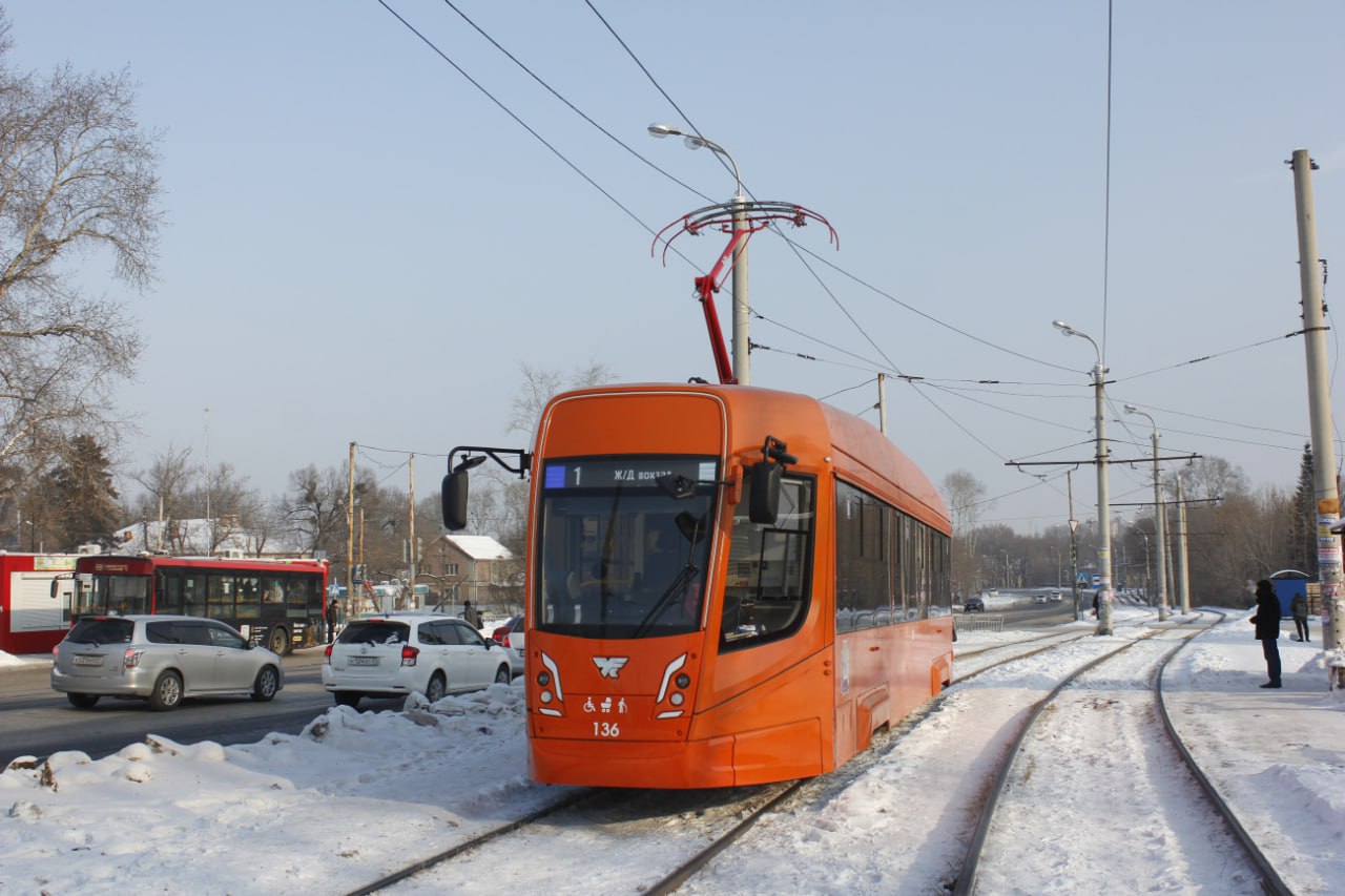 Починить трамвай шваброй пытались сегодня в Хабаровске Сегодня утром трамвай 1 неожиданно сломался Экипаж попытался починить электрику шваброй однако из этой затеи ничего не вышло Как итог недовольство пассажиров и вынужденное опоздание на работу Что случилось сегодня на трамвае 1 Свет потушили пытались шваброй починить что то сверху но не вышло Всех высадили мы опоздали на работу Что это было вообще интересуется хабаровчанка Юлия В ситуации уже разбираются сотрудники администрации   Будь в курсе событий везде ОК VK MAX
