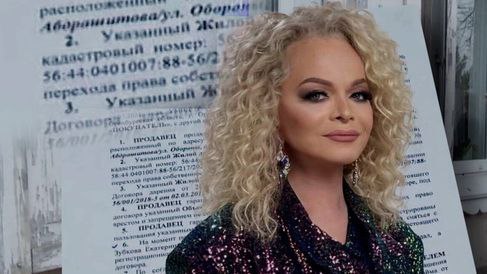 Вести Оренбуржья Житель Оренбуржья узнал через Госуслуги о своей причастности к афере с Долиной Житель Оренбургской области Василий Кондукторов оказался вовлечён в судебное разбирательство с певицей Ларисой Долиной о своей причастности к делу он узнал лишь после вынесения решения когда на портале Госуслуги появилось уведомление о задолженности сообщает RT Йошкар Олинский городской суд постановил что Кондукторов должен вернуть Долиной 4 млн рублей в качестве неосновательного обогащения а также уплатить 548 522 рубля в виде процентов В судебных документах указано что на имя Кондукторова открыт банковский счёт и согласно выписке 19 апреля 2024 года он получил от Долиной 4 млн рублей с назначением платежа оплата услуг В беседе с RT мужчина заявил что не имеет представления как его подробнее на канале Вести Оренбуржья