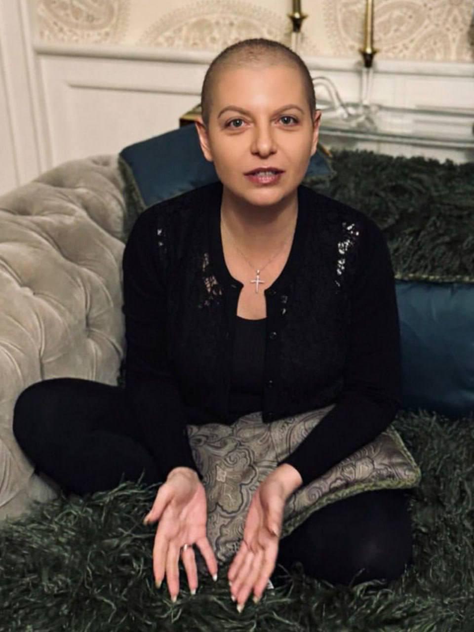 Маргарита Симоньян опубликовала первое фото без парика после начала курса химиотерапии Ничего не бойтесь Бог есть а смерти нет подписала она фото В начале сентября Симоньян сообщила что у нее тяжелая болезнь и она перенесла операцию В том же месяце журналистка уточнила что у нее обнаружили рак