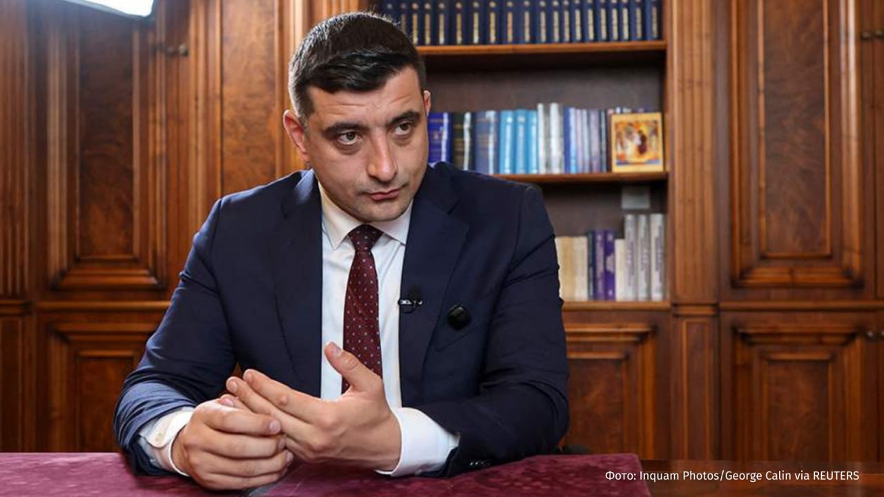 Чиновники в ЕС опасаются, что к Виктору Орбану и Роберту Фицо, выступающих против поддержки Киева, может присоединиться глава румынской националистической партии "Альянс за объединение румын" Джеордже Симион, лидирующий сейчас в президентской гонке. "Европейские чиновники чрезвычайно обеспокоены", что Симеон присоединится премьерам Венгрии и Словакии "в попытке сорвать оказание помощи Украине как раз в момент, когда ЕС хочет усилить давление на Россию", пишет автор статьи. Газета отмечает, что если Бухарест разделит позицию Будапешта и Братиславы относительно Киева, это станет "горьким ударом", так как Румыния считалась "стойким приверженцем ЕС и НАТО". Первый тур президентских выборов в Румынии состоялся 4 мая, в голосовании Симион занял первое место, набрав 41% голосов. Политик выступает против оказания военной помощи Украине. На второй строчке — мэр Бухареста Никишор Дан, набравший почти 21% голосов. Второй тур выборов состоится 18 мая. Отправить новость