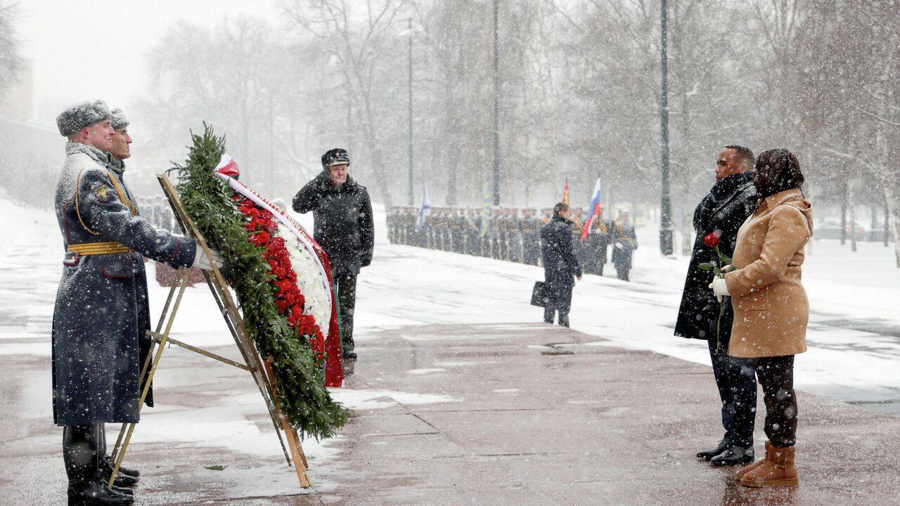 Президент переходного периода Мадагаскара Микаэль Рандрианирина возложил венок к Могиле Неизвестного солдата в Москве Рандрианирина прилетел в Москву 18 февраля Президент переходного периода Мадагаскара проведет переговоры с президентом России Владимиром Путиным 19 февраля Ранее Африканская инициатива сообщала что Рандрианирина провел встречу с малагасийской диаспорой в Москве Африканская инициатива Telegram ВК Max