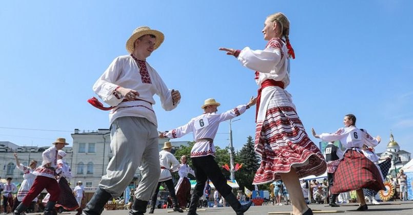 В Витебске начинаются первые мероприятия XXXIV Международного фестиваля искусств «Славянский базар». Одним из главных событий дня станет первый тур XXIII Международного детского музыкального конкурса «Витебск», где юные исполнители из 14 стран представят песни из мультфильмов. В концертном зале «Витебск» состоится танцевальный конкурс Dream Dance Fest, в котором выступят хореографические коллективы. Фестиваль предлагает насыщенную музейную программу: в Художественном музее откроется выставка живых картин и графики Александра Богдановского, а в Духовском круглике — экспозиция народного костюма. Любителей музыки ждёт концерт-спектакль «Мастер и мандолина» с участием мандолины, домры и органа в филармонии. В театре им. Якуба Коласа покажут спектакль «Дамы и гусары», после которого зрители смогут пообщаться с актёрами. Основные события фестиваля пройдут с 10 по 13 июля.