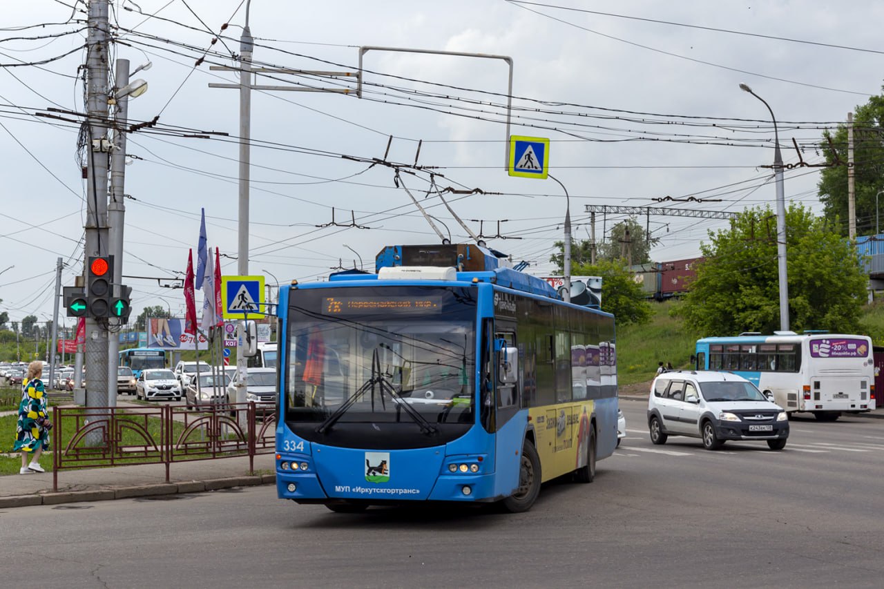 В 2026 году маршрутную сеть трамваев и троллейбусов в Иркутске ждет сокращение Отменить планируется маршруты трамваев 2 4А 6 и маршруты троллейбусов 7к и 10к Отмена планируется не ранее апреля так как по 31 марта разыгран муниципальный контракт на перевозки пассажиров данными маршрутами По данным контрактов данные маршруты сейчас в сутки перевозят Тм 2 ок 1500 пассажиров Тм 4А ок 900 пассажиров Тм 6 ок 800 пассажиров Тб 7к ок 450 пассажиров Тб 10к ок 550 пассажиров За счет отмены данных маршрутов планируется увеличить выпуск на основные трамвайные и троллейбусные маршруты маршрута количество п с на маршруте Трамвай 1 13 3 6 4 10 5 6 Троллейбус 1 4 3 5 4 5 5 3 6 1 7 7 8 5 10 5 Плановый показатель по 35 трамваев и троллейбусов Стоит отметить что сейчас плановый показатель составляет те же 35 трамваев и троллейбусов но из за дефицита кадров фактически на линию выходит около 30 вагонов и 28 30 троллейбусов Соответственно отмена указанных выше маршрутов лишь стабилизирует выпуск