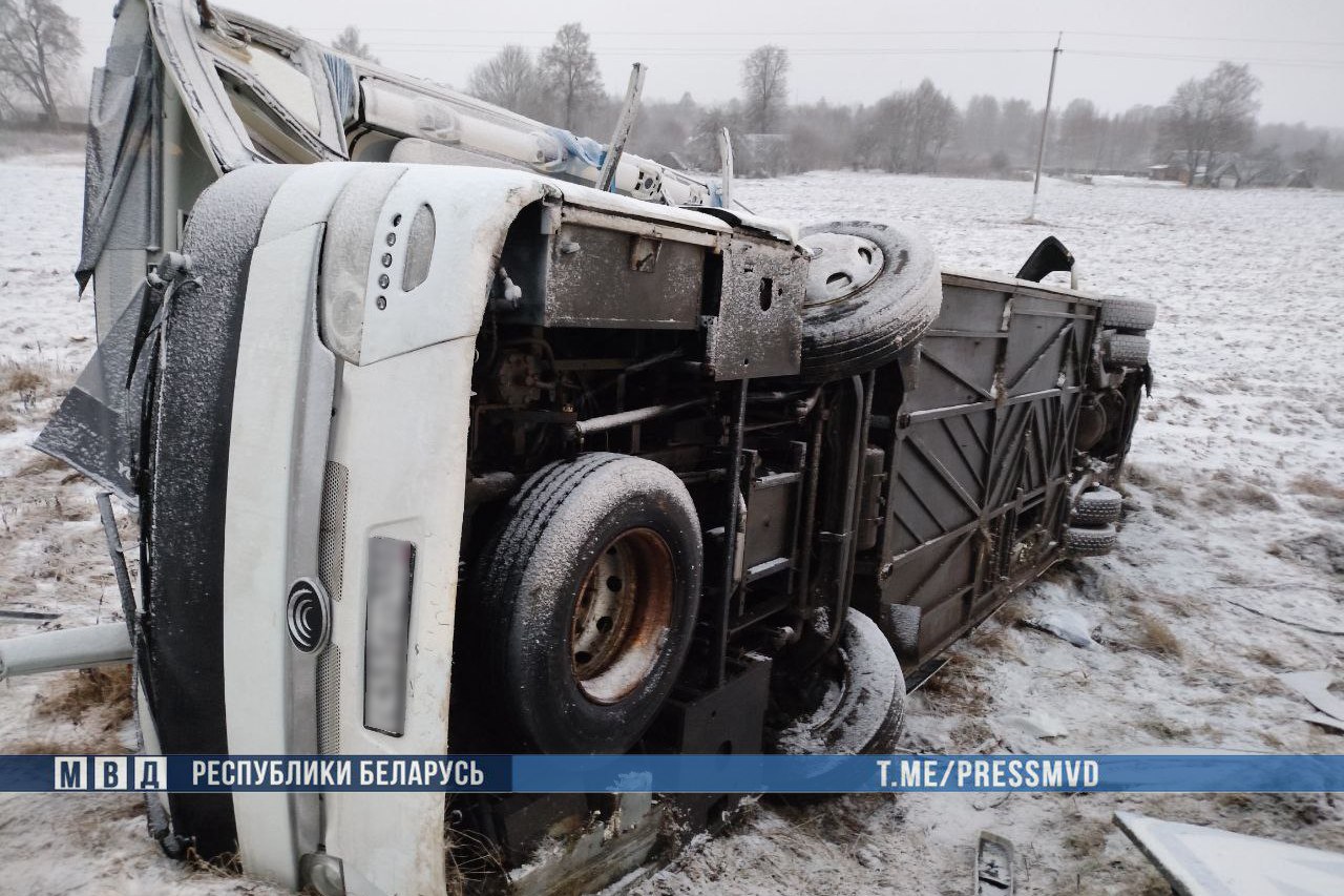 Посольство РФ среди пострадавших в ДТП с автобусом в Витебской области четверо граждан России включая водителя По предварительным спискам единственная погибшая в ДТП женщина была гражданкой Беларуси Российские дипломаты находятся в контакте с правоохранительными органами профильными ведомствами и медицинскими организациями Республики Беларусь и готовы оказать пострадавшим россиянам необходимую помощь отметили в посольстве