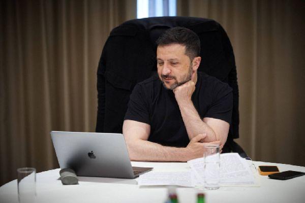 Вместо Рождества на Украине 7 января теперь будут отмечать День программиста Указ Зеленского уже согласовал кабмин В стране Рождество перенесли еще в 2023 году на 25 декабря чтобы было как на Западе На его место нашли не менее актуальную тему Теперь работа айтишника станет похожей на работу Деда Мороза БайБайден в МАХ