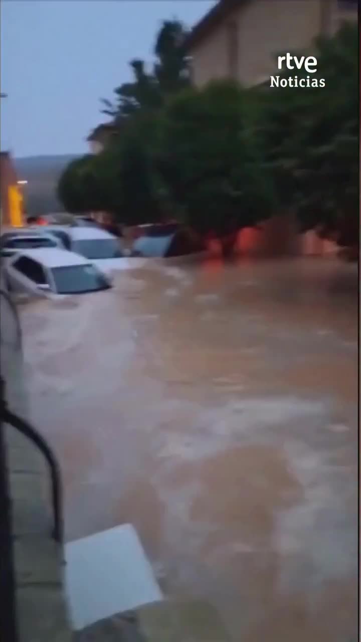 Валенсия вводит красный уровень опасности из-за сильных дождей и закрывает школы